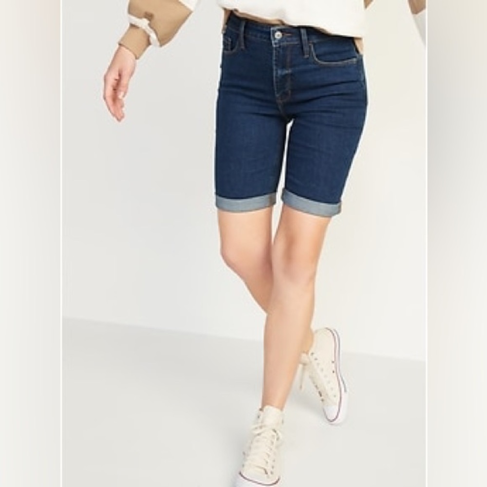 Old Navy Women's Mid-Rise Denim Jean Shorts with stretch, women's size 6